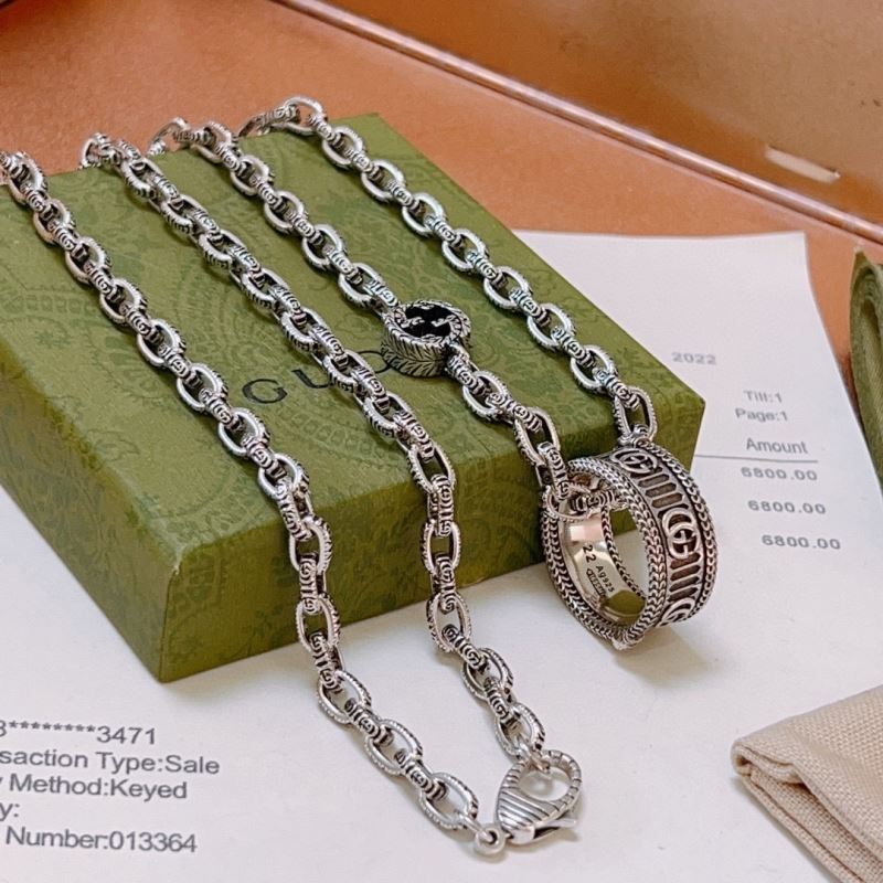 G*u*i necklaces